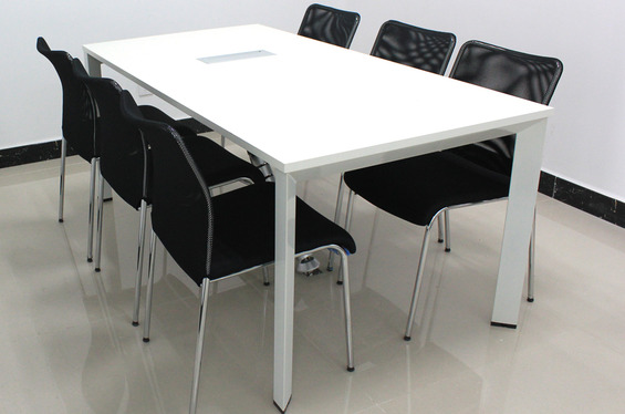 現(xiàn)代辦公桌